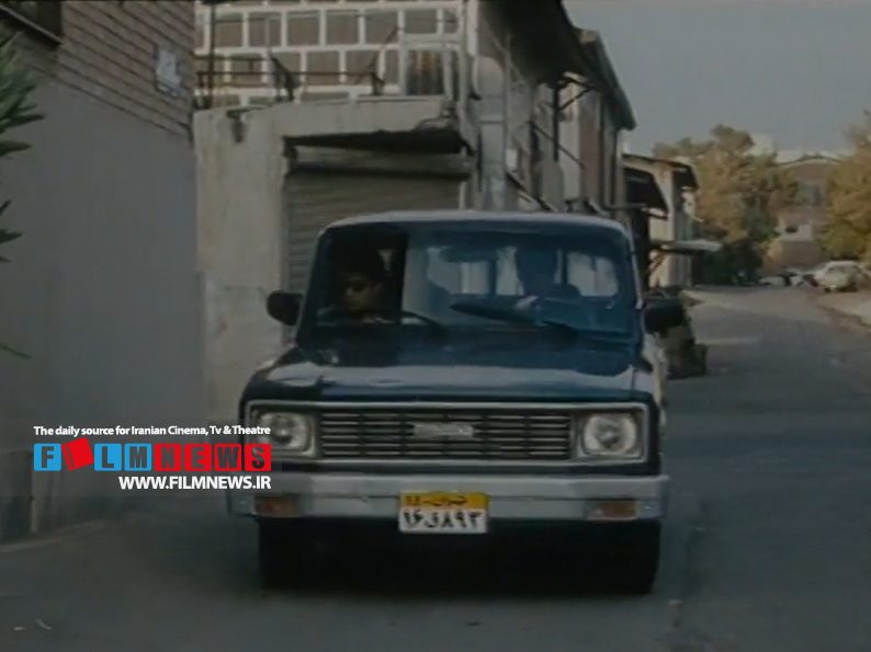 نکته ظریفی که از چشم طراح صحنه و کارگردان «برتا، داستان یک اسلحه» پنهان ماند | امیرعلی با پژو پلاک لیزری در سال 1380